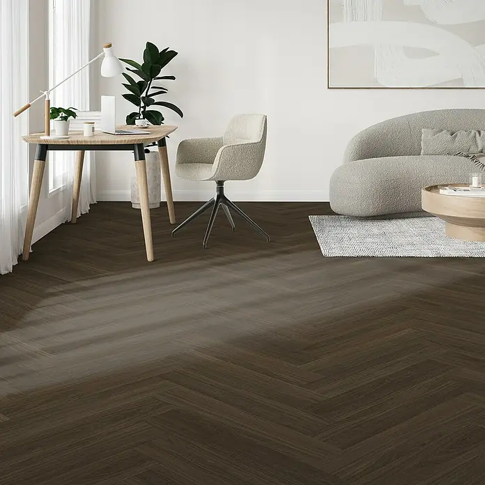 Parador Vinylboden Trendtime 3 - Eiche Oxford dunkelbraun, Fischgrät, 730 x 146 x 5 mm - Ein stilvolles Zimmer mit dunklem Fischgrätparkett, das eine moderne und elegante Atmosphäre schafft.