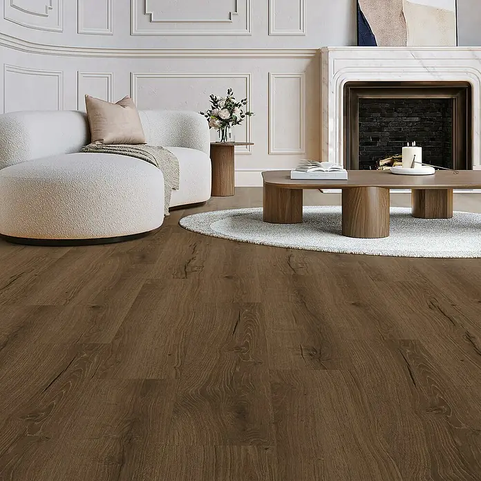 Parador Vinylboden Classic 2030 - Eiche Cambridge geräuchert Gebürstete Struktur, Landhausdiele, 1.207 x 216 x 9,6 mm - Einladendes Wohnzimmer mit einem modernen braunen Holzboden, der dem Raum Wärme und Stil verleiht. Elegante Möbel ergänzen den Boden.