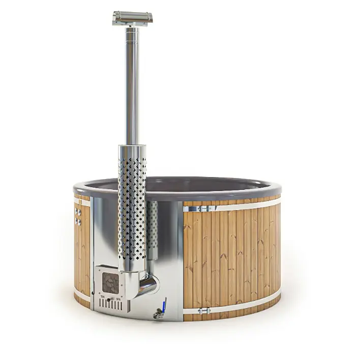 FinnTherm Hot Tub Stockholm "Spa Edition" - 180 cm, Nordische Holz, Naturbelassen - Das Bild zeigt einen Outdoor-Holzofen-Whirlpool mit Edelstahlofen und Holzverkleidung, ideal für entspannende Momente im Freien.