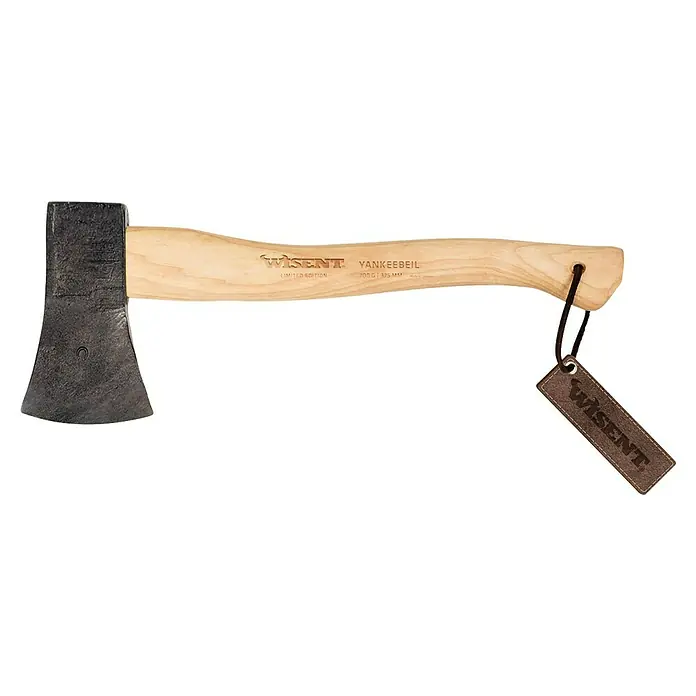 Wisent Hacha de mano Yankee - Largo: 375 mm, Marrón - Primer plano de un hacha Wisent Yankeebeil, Edición Limitada, con mango de madera marrón y hoja de hacha oscura, ideal para carpintería.