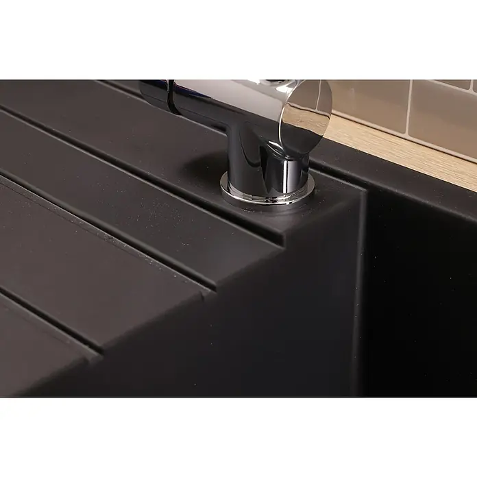 Respekta Einbauspüle Houston - 100 x 50 cm, Schwarz, Anzahl Becken: 1 Stk. - Detailaufnahme einer schwarzen Spüle mit Abtropffläche und einem glänzenden Chrom-Wasserhahn, der Eleganz und Funktionalität vereint.
