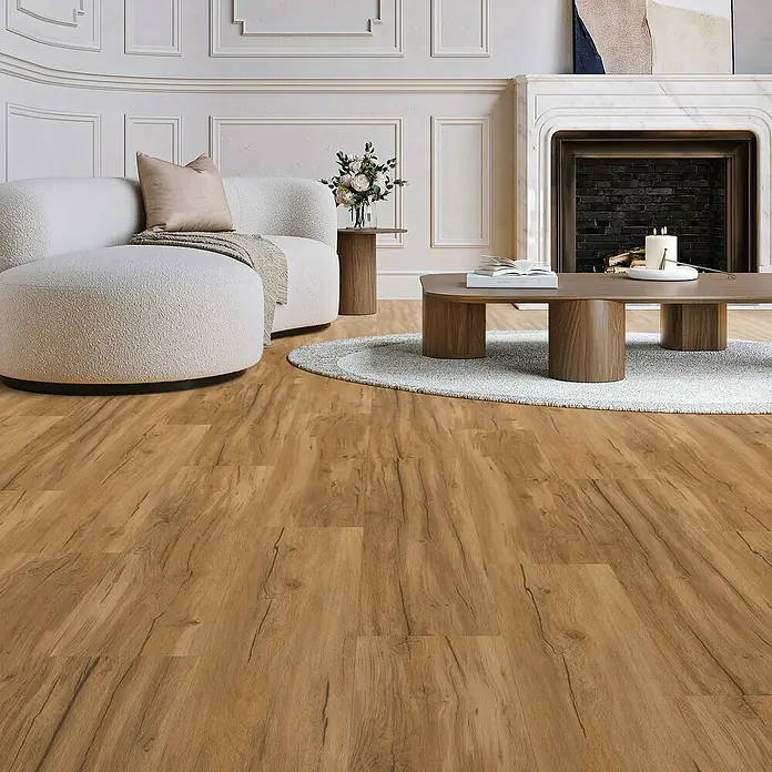 Parador Vinylboden Classic 2030 - Eiche Memory natur Gebürstete Struktur, Landhausdiele, 1.207 x 216 x 9,6 mm - Ansicht eines Raumes mit Holzboden. Der warme Holzton des Bodens harmoniert gut mit den hellen Möbeln und dem weißen Teppich.