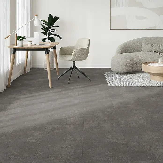 Parador Designboden Modular One - Stein Atlas schattengrau, Landhausdiele, 853 x 400 x 8 mm - Ein stilvoller Raum mit dunkelgrauem Vinylboden, der eine moderne und elegante Atmosphäre schafft. Perfekt für jedes Zuhause.