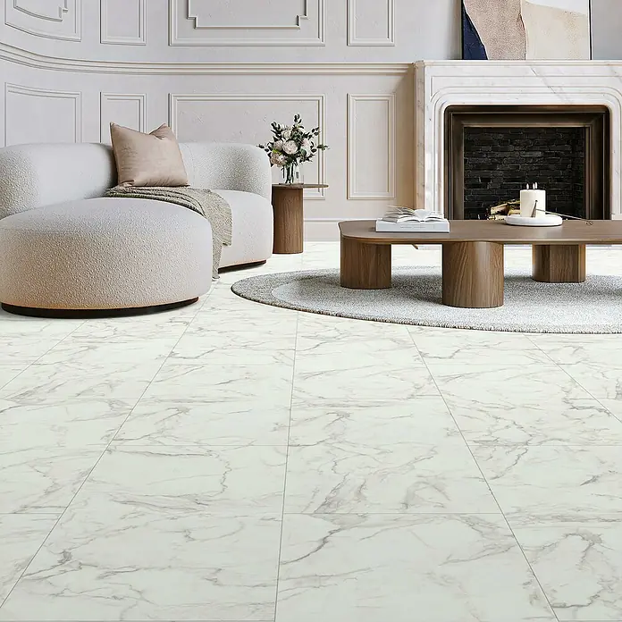 Parador Designboden Modular One - Marmor Eos weiß, Landhausdiele, 853 x 400 x 8 mm - Elegantes Wohnzimmer mit hellen Marmorfliesen. Die Fliesen verleihen dem Raum eine luxuriöse und moderne Atmosphäre mit ihrer subtilen Maserung.
