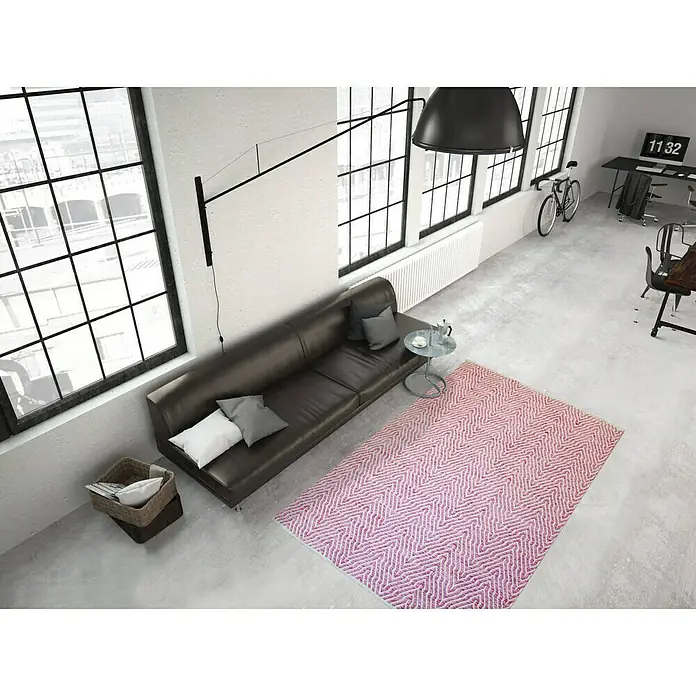 Kayoom Flachgewebeteppich Cocktail 400 - Pink, 230 x 160 cm, 100% Baumwolle - Ein modernes Wohnzimmer mit einem auffälligen roten Teppich, einer Ledercouch und großen Fenstern für viel Tageslicht.