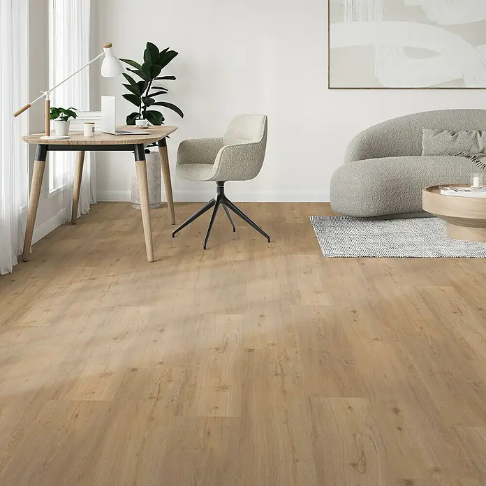 Parador Vinylboden Classic 2030 - Eiche geschliffen Holzstruktur, Landhausdiele, 1.207 x 216 x 9,6 mm - Ein helles Interieur mit einem schönen Vinylboden. Das natürliche Holzdesign des Bodens verleiht dem Raum Wärme und Eleganz.