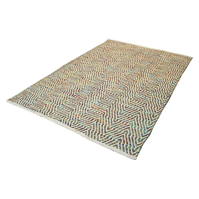 Kayoom Flachgewebeteppich Cocktail 400Bunt, 150 x 80 cm, 100% Baumwolle - Ein farbenfroher Teppich mit Zickzackmuster liegt auf einem weißen Hintergrund. Der Teppich ist in verschiedenen Farben gehalten.