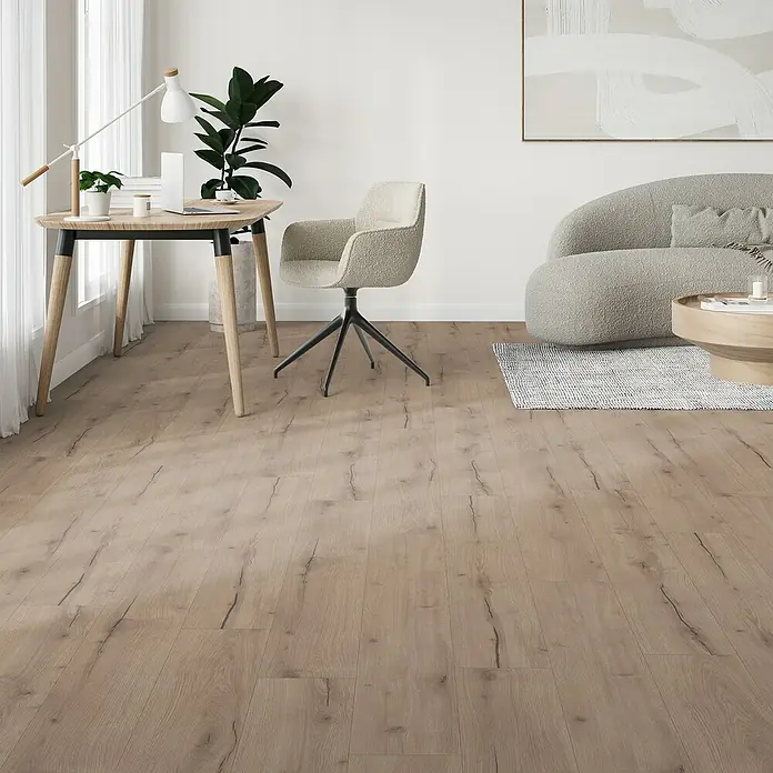 Parador Designboden Modular One - Eiche Helios grau, Landhausdiele, 2.200 x 235 x 8 mm - Helles Zimmer mit Bodenbelag in Holzoptik, Schreibtisch, Stuhl und Sofa. Der Bodenbelag verleiht dem Raum eine warme und natürliche Atmosphäre.