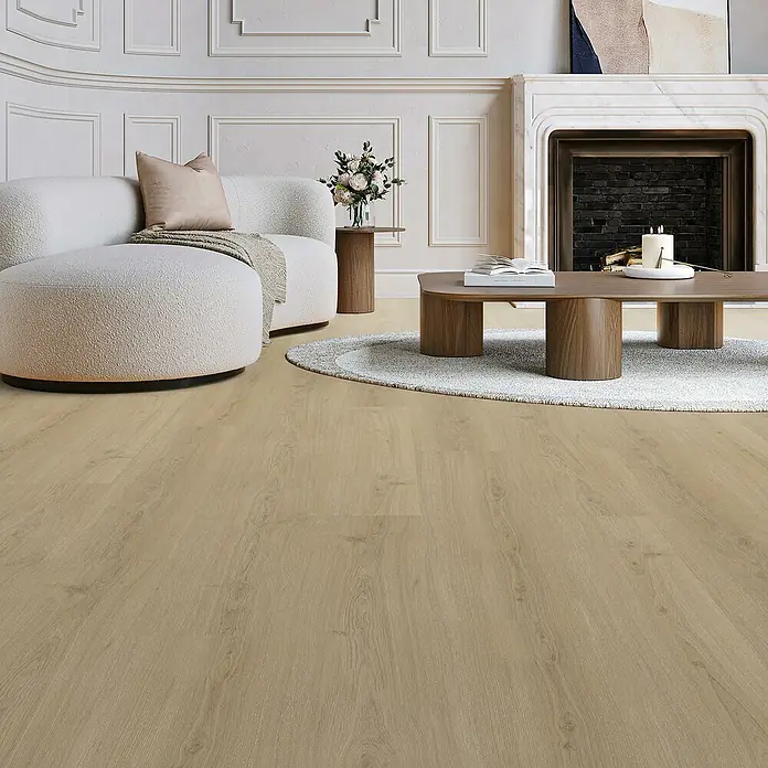 Parador Vinylbodenmuster Basic 30 Eiche Regent beige Gebürstete Struktur - 200 x 216 x 9,4 mm, Landhausdiele - Elegantes Wohnzimmer mit hellem Holzboden, der Wärme und Natürlichkeit ausstrahlt. Das sanfte Licht betont die feine Maserung.