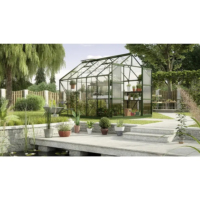 Vitavia Gewächshaus Uranus 8300 - Außenmaß inkl. Dachüberstand (B x T): 257 x 321 cm, 3 mm, Smaragd - Gartenszene mit einem eleganten Gewächshaus, umgeben von üppigem Grün, das die perfekte Umgebung für Pflanzenliebhaber bietet.