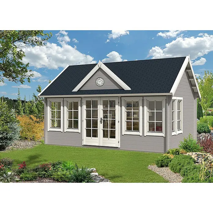 Alpholz Gartenhaus CLOCKHOUSE® XL - Außenmaß inkl. Dachüberstand (B x T): 570 x 410 cm, Holz, Naturbelassen - Nahaufnahme eines grauen Gartenhauses mit dunklem Dach, weißen Fenstern und einer Uhr unter dem Giebel, umgeben von üppigem Grün.