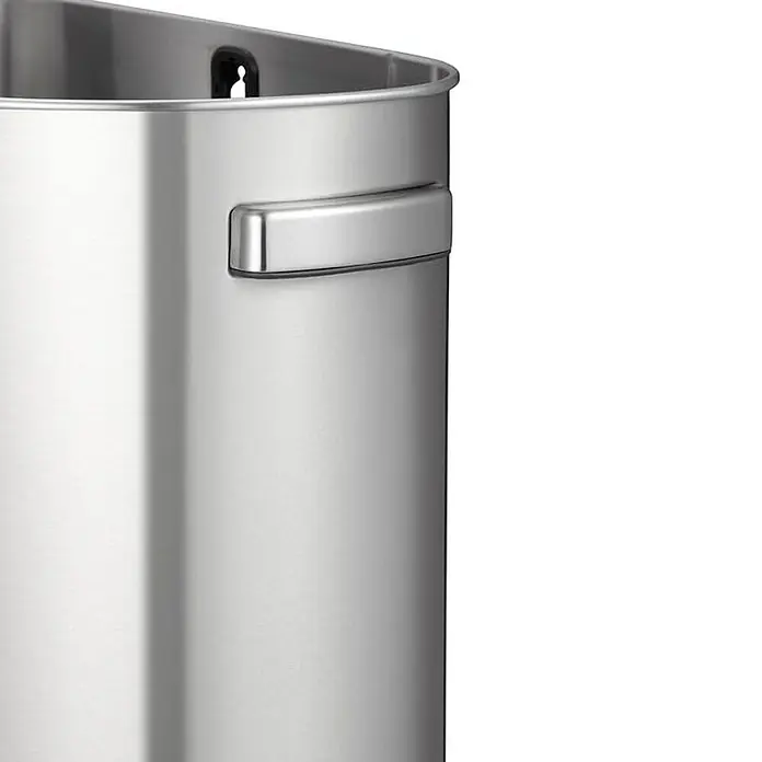 Proregal Standard-Mülleimer Stilvoller halbrunder offener Abfallsammler aus gebürstetem Edelstahl - 80 l, Edelstahl, Silber - Detailaufnahme eines silberfarbenen Edelstahl-Behälters mit Griff zur Wandmontage. Der Fokus liegt auf Design und Funktionalität.