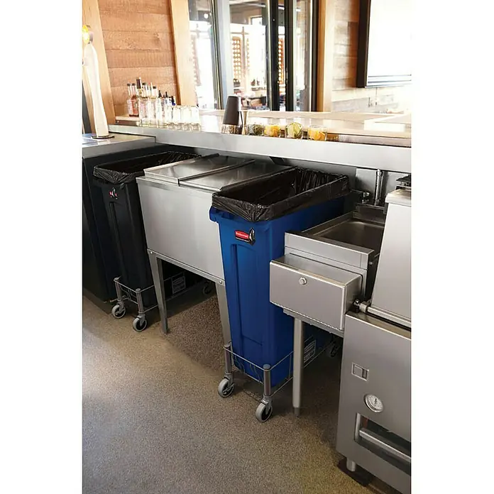 Proregal Standard-Mülleimer Rubbermaid Slim Jim Mülleimer mit Belüftungskanälen - 87 l, Kunststoff, Blau, Recyclingsymbol - Bild von drei Behältern mit Müllsäcken in einer Reihe, die auf Wagen mit Rollen stehen. Sie stehen unter einer Theke.