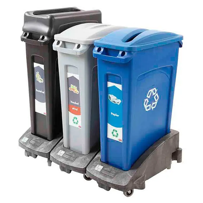 Proregal Standard-Mülleimer Rubbermaid Slim Jim Mülleimer mit Belüftungskanälen - 87 l, Kunststoff, Blau, Recyclingsymbol - Drei Mülltrennungssysteme in Schwarz, Grau und Blau, jeweils für Restmüll, Bioabfall und Papier, stehen auf einer gemeinsamen Basis mit Rädern.