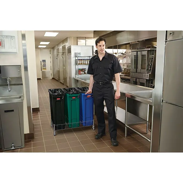 Proregal Standard-Mülleimer Rubbermaid Slim Jim Mülleimer mit Belüftungskanälen - 87 l, Kunststoff, Blau, Recyclingsymbol - Der Mitarbeiter in der Großküche steht neben dem Müllwagen mit den Rubbermaid-Mülltonnen in Grün, Blau und Schwarz.