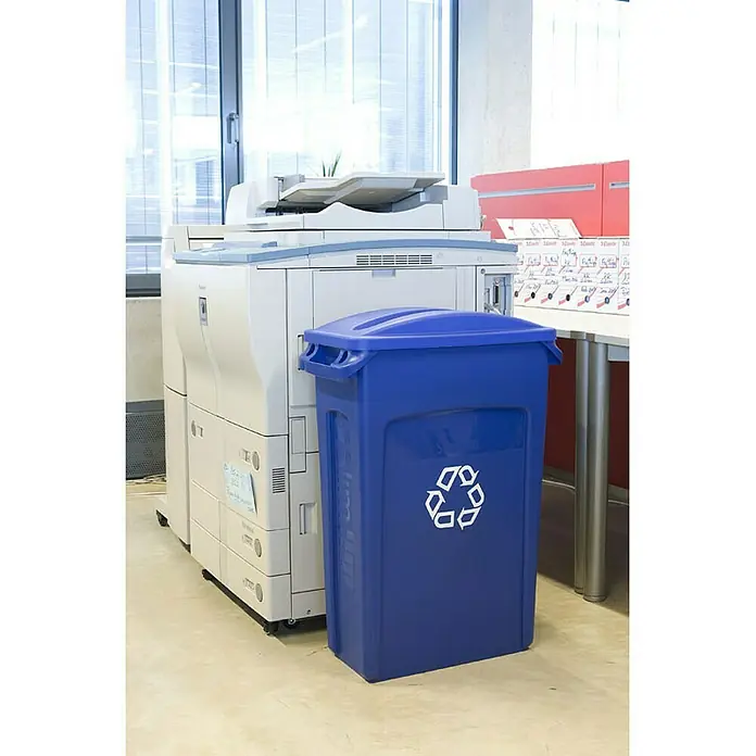 Proregal Standard-Mülleimer Rubbermaid Slim Jim Mülleimer mit Belüftungskanälen - 87 l, Kunststoff, Blau, Recyclingsymbol - Blauer Recycling-Behälter mit Deckel und Recycling-Symbol in einem Büro neben einem Drucker. Ideal für Papier und Wertstoffe.