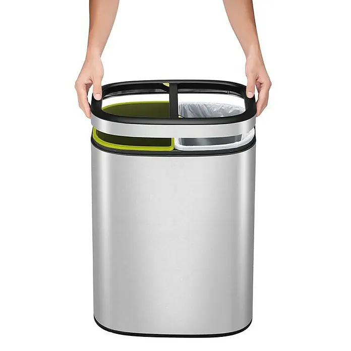 Proregal Standard-Mülleimer - 20 l, Edelstahl, Silber - Abfalltrennsystem aus Edelstahl mit zwei Behältern, eine für Papier und eine für Wertstoffe, wird von zwei Händen gehalten.
