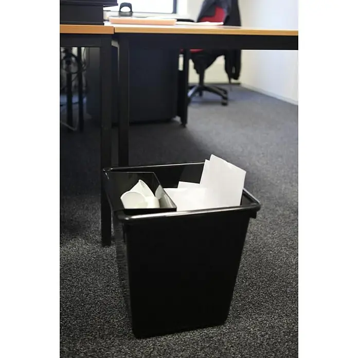 Proregal Papierkorb viereckig & kegelförmig - 27 l, Kunststoff, Schwarz - Der schwarze Mülleimer unter dem Schreibtisch ist mit Papier und Pappbechern gefüllt. Praktische Müllentsorgung im Büro.