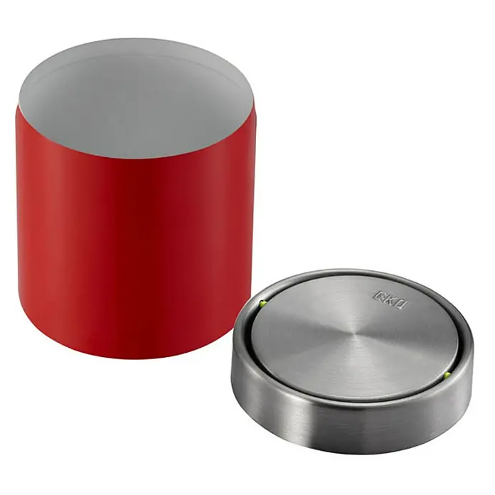 Proregal Schwingdeckeleimer Schön geformter Tischabfallbehälter mit Flachschwingdeckel - 1,5 l, Edelstahl, Edelstahl / Rot - Roter Behälter mit silberfarbener Innenseite und ein separater, runder Deckel aus Edelstahl mit der Aufschrift "GKO".