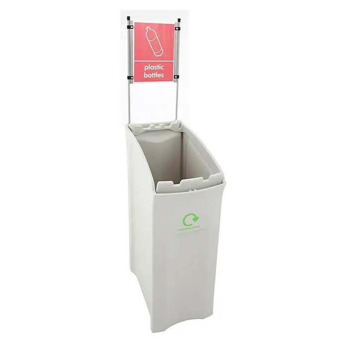 Proregal Standard-Mülleimer Wertstoffsammler Envirobin - 82 l, Kunststoff, Grau - Ein freistehender, weißer Kunststoff-Recyclingbehälter für Plastikflaschen mit einem roten Hinweisschild und Symbol.