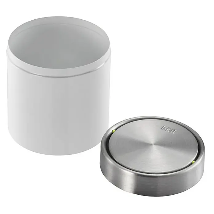 Proregal Schwingdeckeleimer Schön geformter Tischabfallbehälter mit Flachschwingdeckel - 1,5 l, Edelstahl, Edelstahl / Weiß - Ein offener, weißer EKO-Abfallbehälter steht neben einem silbernen Deckel.