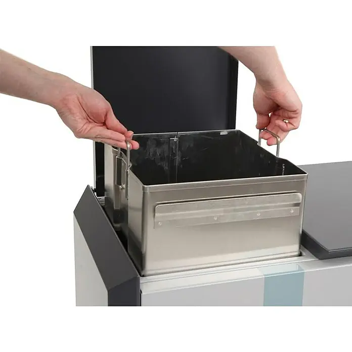 Proregal Mülltrennsystem Feuerfest RecycloStar 2 - 110 l, Aluminium, Anthrazit / Grau - Eine Person hantiert mit einem herausnehmbaren Edelstahlbehälter aus einem Laborgerät, wobei die Griffe benutzt werden.
