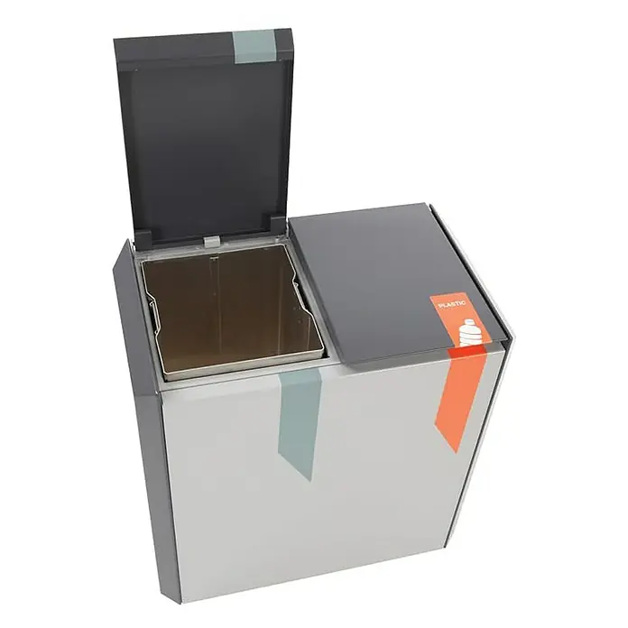 Proregal Mülltrennsystem Feuerfest RecycloStar 2 - 110 l, Aluminium, Anthrazit / Grau - Ein moderner, zweigeteilter Recycling-Mülleimer mit offenem Deckel auf der einen und geschlossenem Deckel mit "Plastic"-Aufkleber auf der anderen Seite.