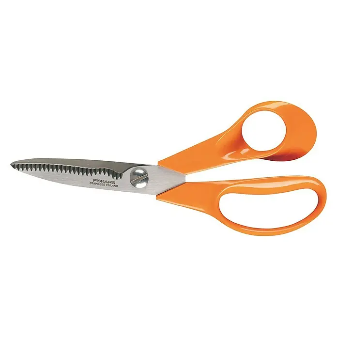 Fiskars Tijera universal - Largo: 18 cm, Acero - Primer plano de unas tijeras de aves de corral Fiskars naranjas con hoja dentada de acero inoxidable, ideales para aves y tareas de cocina.