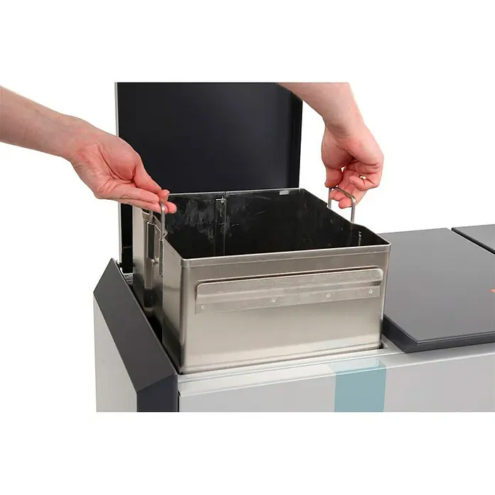 Proregal Mülltrennsystem Feuerfest RecycloStar 3 - 165 l, Aluminium, Anthrazit / Grau - Der Bild zeigt einen entnommenen, silberfarbenen Auffangbehälter mit Griffen für Laborflüssigkeiten, der aus einem Gerät entnommen wird.