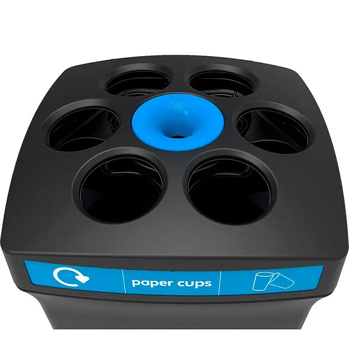 Proregal Standard-Mülleimer Robuster Bechersammler EnvirocupXL "Papierbecher" - 100 l, Kunststoff, Schwarz mit blauem Akzentstreifen - Ein schwarzer Papierbecher-Recyclingbehälter mit sechs runden Öffnungen und einem blauen Trichter in der Mitte zur Entleerung von Restflüssigkeiten.