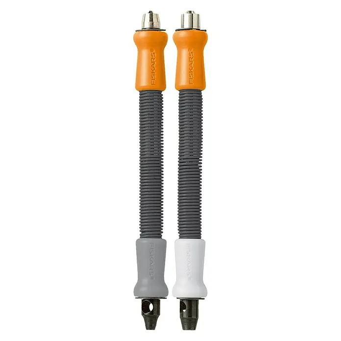 Fiskars Ösenstanzer - 2 -tlg. - Zwei Fiskars QuikDrill Erdbohrer-Verlängerungen mit orangefarbenen Griffen und grau-weißen Enden. Ideal für tiefere Löcher.