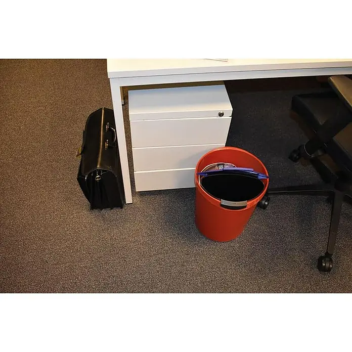Proregal Papierkorb klassisch & rund aus Kunststoff - 18 l, Kunststoff, Rot - Eine orangefarbene Putzeimer mit Putzwerkzeugen unter einem Schreibtisch, neben einer Aktentasche.