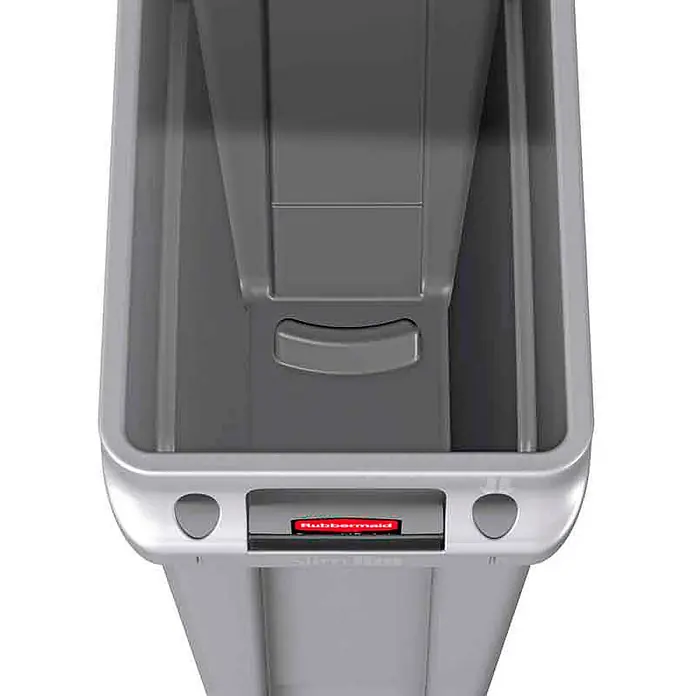 Proregal Standard-Mülleimer Rubbermaid Slim Jim Mülleimer mit Belüftungskanälen - 87 l, Kunststoff, Grau - Detailaufnahme eines grauen Rubbermaid Abfallbehälters, der Robustheit und Funktionalität für den täglichen Gebrauch verspricht.