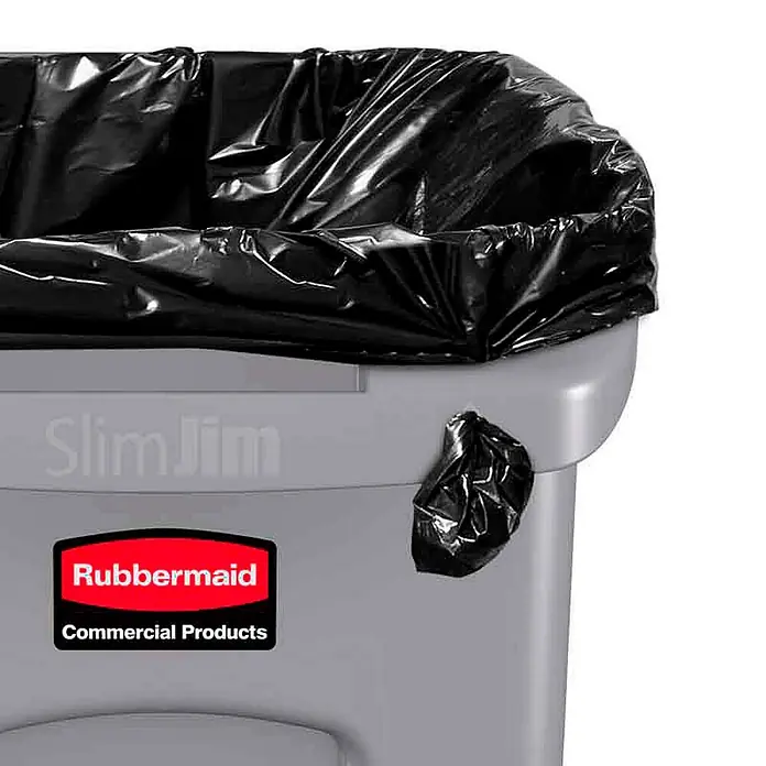 Proregal Standard-Mülleimer Rubbermaid Slim Jim Mülleimer mit Belüftungskanälen - 87 l, Kunststoff, Grau - Eine Nahaufnahme eines grauen Rubbermaid Slim Jim Mülleimers mit einem schwarzen Müllsack. Ideal für gewerbliche Reinigungs- und Abfallmanagementlösungen.