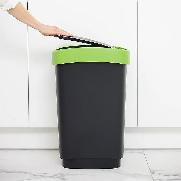 Proregal Standard Mülleimer Klassischer Abfalleimer für Innenbereich - 50 l, Kunststoff, Schwarz-Grün - Ein schwarzer Abfalleimer mit einem grünen Deckel wird von einer Hand geöffnet, um Abfall zu entsorgen. Praktisch und stilvoll für jedes Zuhause.