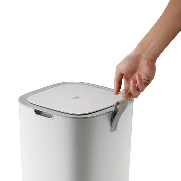 Proregal Sensormülleimer Moderner quadratischer Abfalleimer mit Smart Sensor - 30 l, Kunststoff, Weiß - Ein EKO-Abfalleimer in Weiß und Grau wird von einer Person geöffnet. Der Fokus liegt auf dem praktischen Design des Mülleimers.
