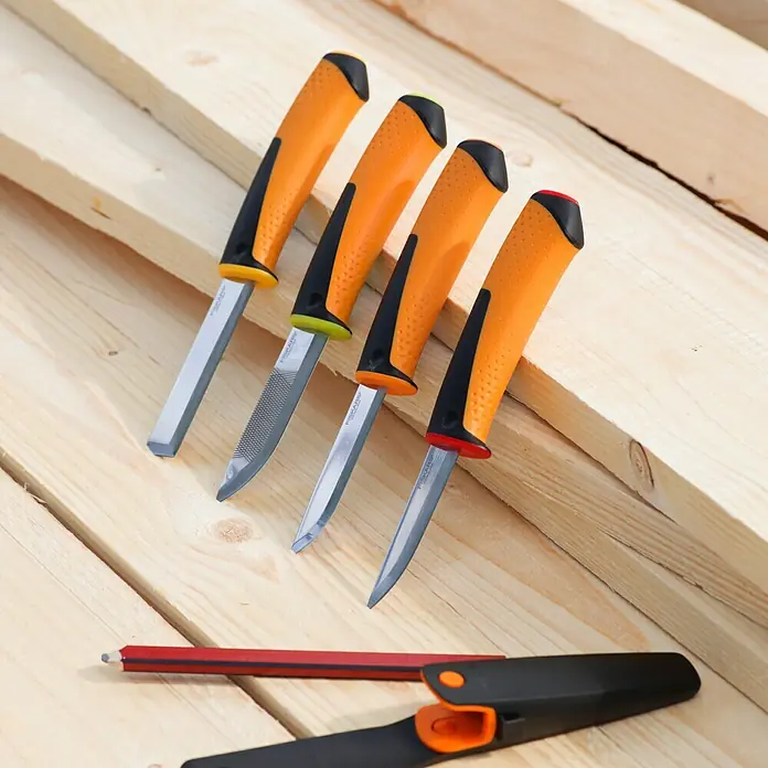 Fiskars Profimesser - Klingenlänge: 90 mm - Nahaufnahme von vier Fiskars Handwerkermessern mit orangefarbenem Griff und einer Messerscheide auf Holz.