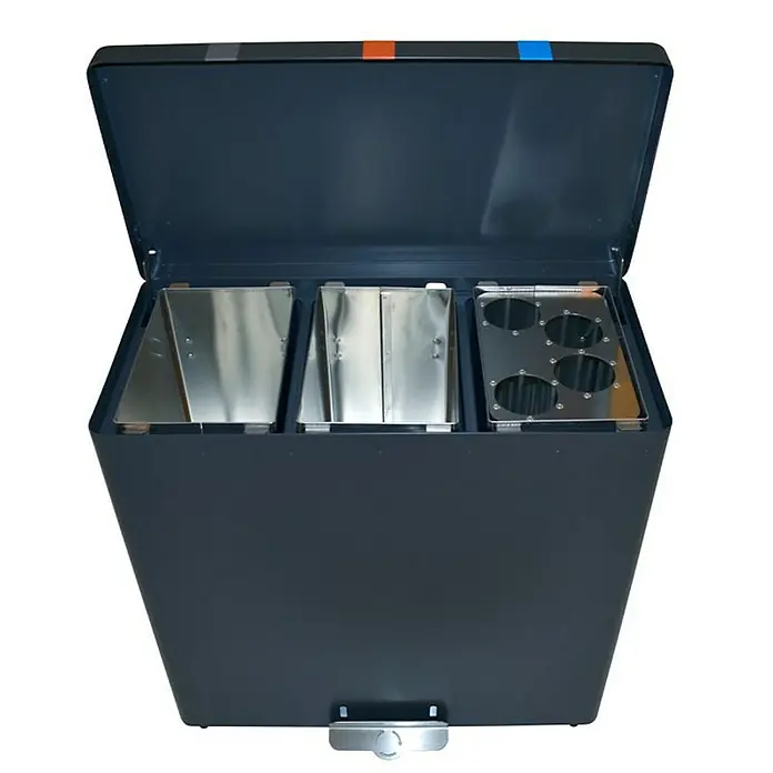 Proregal Mülltrennsystem mit Pedalöffnung RecycloKick 2 - 68 l, Aluminium, Anthrazit - Mülltrennsystem mit drei Behältern aus grauem Metall mit farbigen Akzenten auf dem Deckel. Die Behälter sind für unterschiedliche Abfallarten.