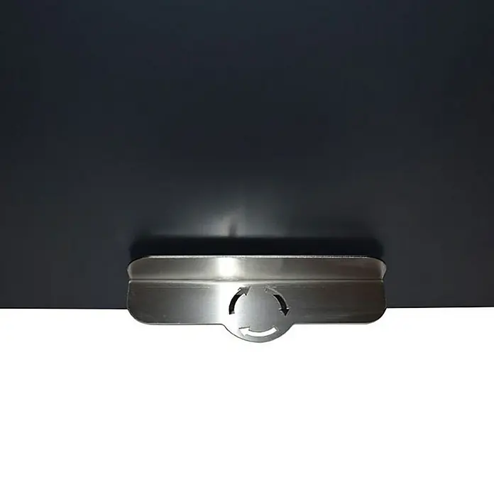 Proregal Mülltrennsystem mit Pedalöffnung RecycloKick 2 - 68 l, Aluminium, Anthrazit - Nahaufnahme eines modernen, drehbaren Metallschlosses an einer dunklen Oberfläche, ideal für Möbel oder Tresore.