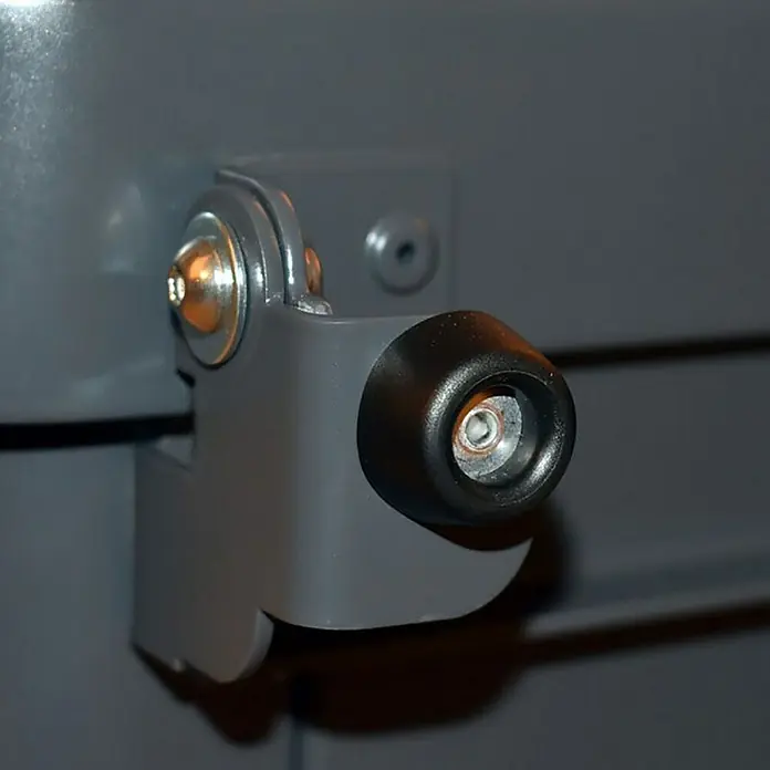 Proregal Mülltrennsystem mit Pedalöffnung RecycloKick 2 - 68 l, Aluminium, Anthrazit - Nahaufnahme eines grauen Türschlosses mit einer schwarzen Kappe und einer goldenen Schraube an einer grauen Oberfläche.