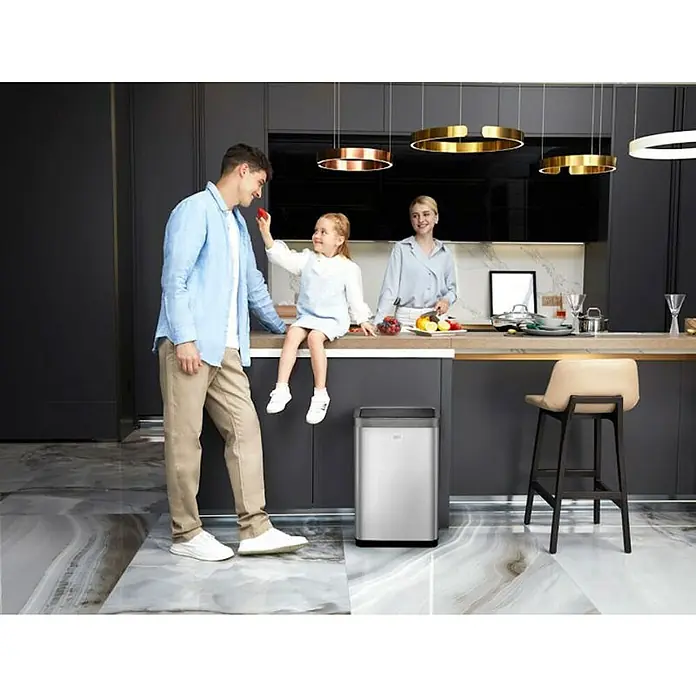 Proregal Sensormülleimer Sensor-Abfallbehälter aus mattem Edelstahl - 40 l, Edelstahl, Silber - Ein stilvoller, freistehender Abfalleimer aus Edelstahl in einer modernen Küche, der Funktionalität und elegantes Design vereint.