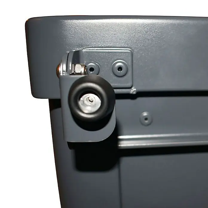 Proregal Mülltrennsystem mit Pedalöffnung RecycloKick 2 - 68 l, Aluminium, Anthrazit - Detailaufnahme einer grauen Mülltonne mit schwarzer Rolle und Metallelementen zur Befestigung.