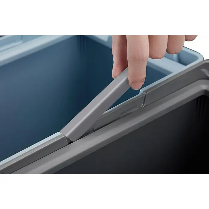 Proregal Sensormülleimer Moderner quadratischer Abfalleimer mit Touch-Bar-Deckel - 20 l, Kunststoff, Blau - Nahaufnahme eines grauen Mülleimers mit einem Griff, der von einer Hand gehalten wird. Praktisches Abfalltrennsystem für Haushalte.