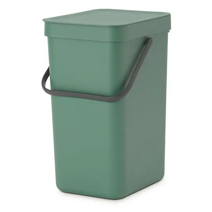 Proregal Standard Mülleimer Brabantia Abfallsammler mit Stay-open Deckel - 12 l, Kunststoff, Dunkelgrün - Ein grüner Abfalleimer mit Deckel und grauem Griff, ideal für Küche oder Büro, bietet eine stilvolle Lösung zur Abfallentsorgung.