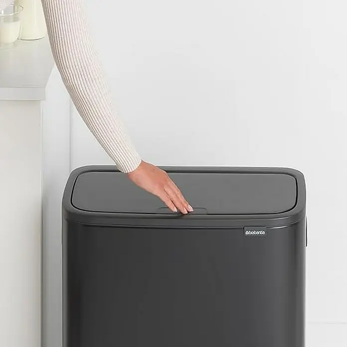 Proregal Sensormülleimer Brabantia Hochwertiger Abfallsammler mit Touch-Öffnung - 60 l, Metall, Schwarz - Ein schwarzer Abfallbehälter von Brabantia mit einer Hand, die den Deckel öffnet. Praktisch für Küche & Haushalt.
