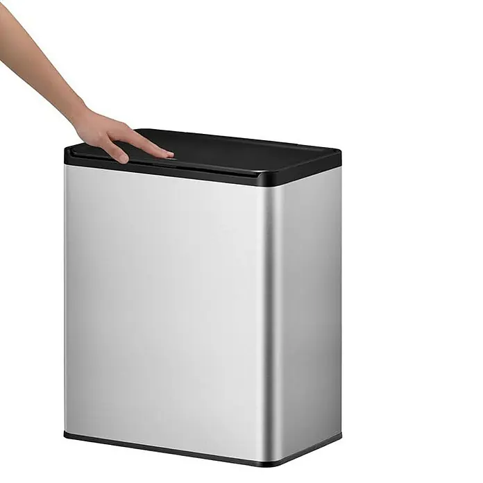 Proregal Standard-Mülleimer - 40 l, Edelstahl, Silber - Berührungsfreier Mülleimer aus Edelstahl mit schwarzem Deckel wird von einer Hand bedient.