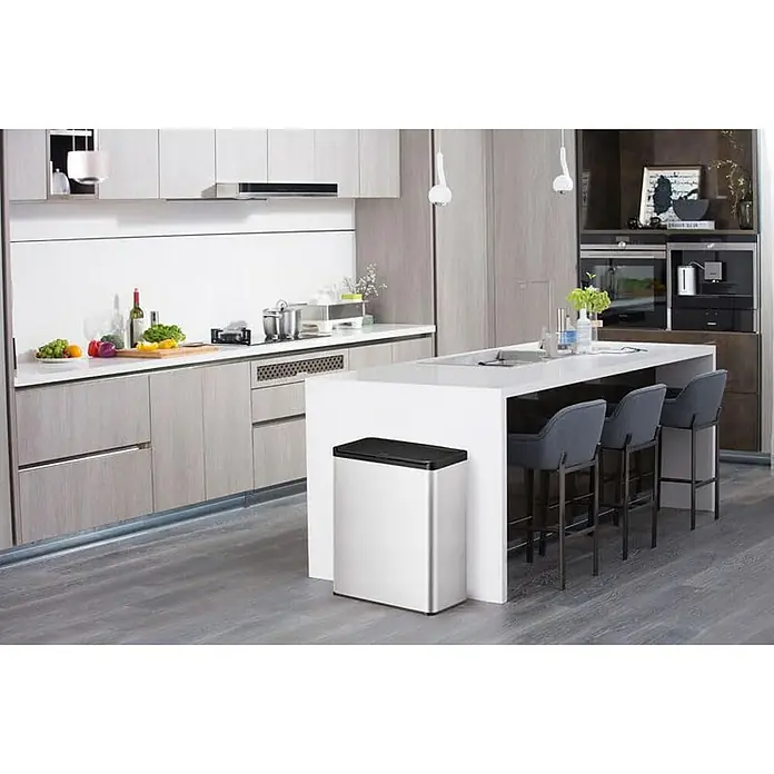 Proregal Standard-Mülleimer - 40 l, Edelstahl, Silber - Ein moderner, silberfarbener Mülleimer mit schwarzem Deckel steht neben einer Kücheninsel, passend zum modernen Küchendesign.