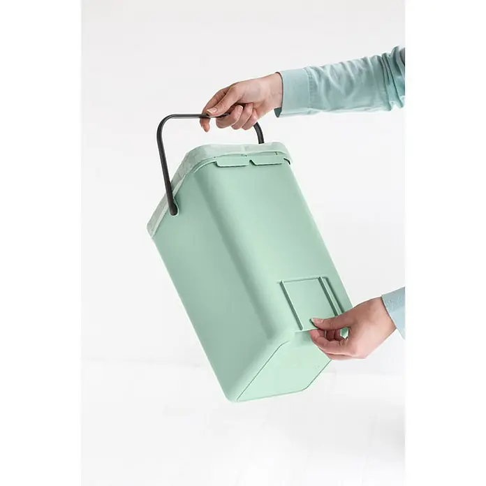 Proregal Standard-Mülleimer Brabantia Abfallsammler mit Stay-open Deckel - 12 l, Kunststoff, Jade - Ein mintgrüner Mülleimer mit schwarzem Griff und einer Hand, die den Deckel öffnet.