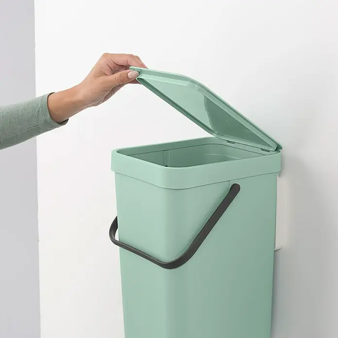 Proregal Standard-Mülleimer Brabantia Abfallsammler mit Stay-open Deckel - 12 l, Kunststoff, Jade - Grüner Abfallbehälter zur Wandmontage mit geöffnetem Deckel, bedient durch eine Hand, ideal für Küche oder Bad.