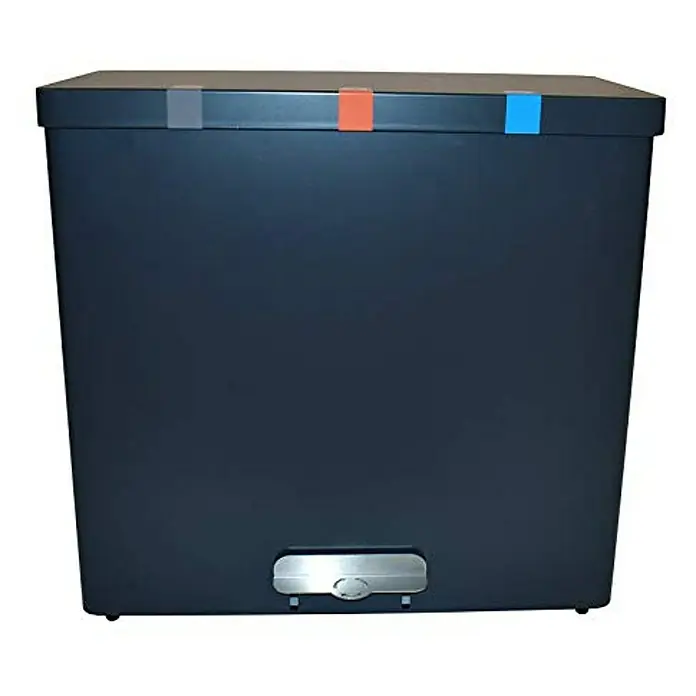 Proregal Mülltrennsystem mit Pedalöffnung RecycloKick 3 - 102 l, Aluminium, Anthrazit - Hier ist ein blauer Abfallbehälter mit einem silbernen Pedal zur Betätigung des Deckels. Der Deckel hat graue, orange und blaue Markierungen.
